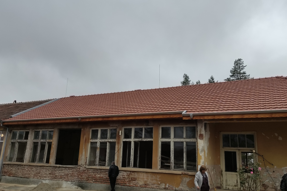 Сградата, в която се помещава кметството на сливенското село Средорек, е вече с ремонтиран покрив, съобщават от Дирекция „Общинска инфраструктура“. От...